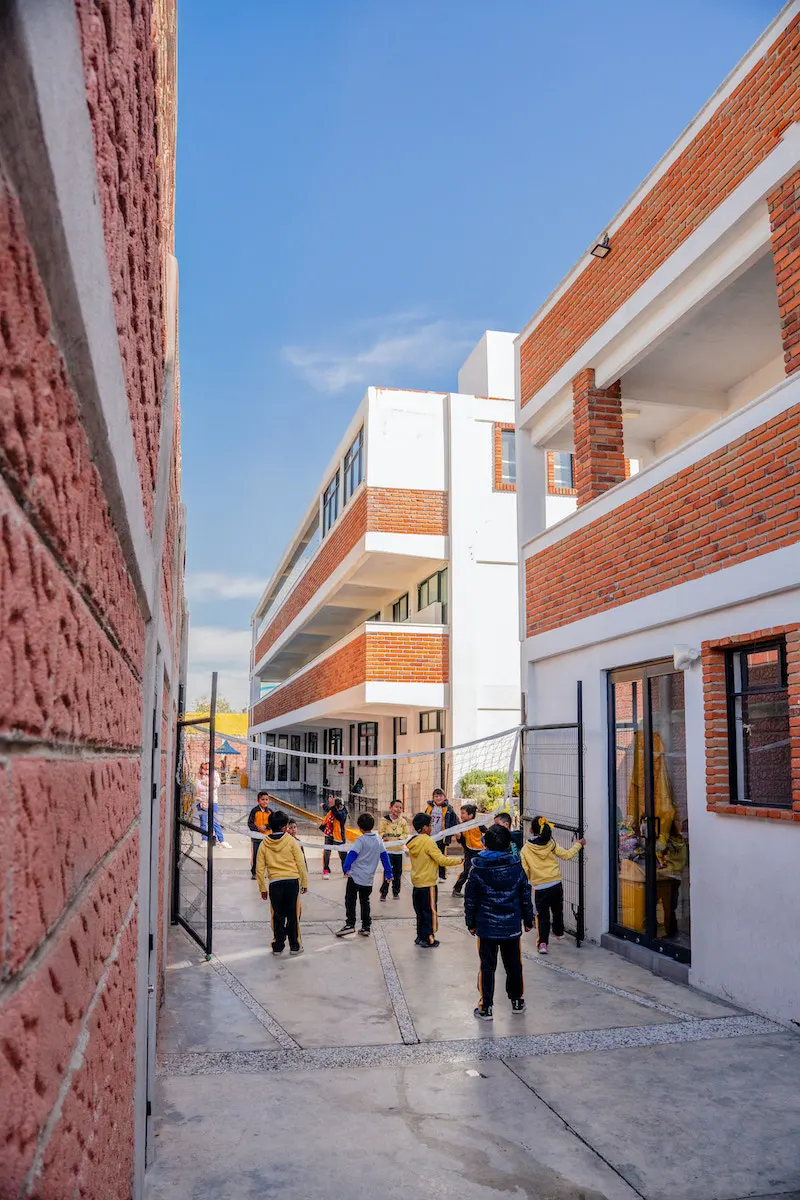 Alumnos caminando por el pasillo de la escuela